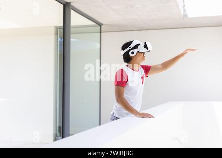 Teenager Asian Boy erforscht die virtuelle Realität zu Hause mit Kopierraum Stockfoto