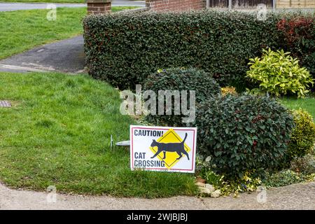 Achtung: Schild zum Überqueren der Katze am Ende der Einfahrt, Cherry Willingham, Lincoln City, Lincolnshire, England, UK Stockfoto