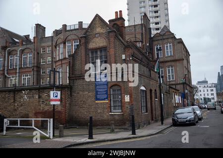 Jamiatul Ummah Boys School, Shadwell, East London, wo die Pro-Palästina-Flaggen vor den Fenstern des Klassenzimmers fliegen. Stockfoto