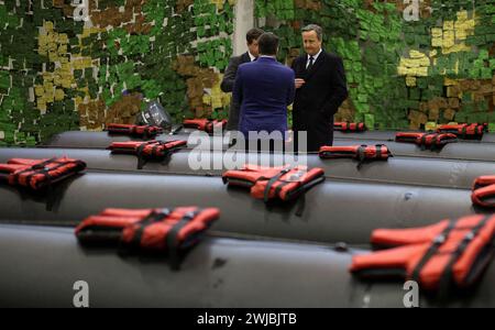 Außenminister David Cameron spricht mit bulgarischen Beamten, während er an einer Demonstration der bulgarischen Zoll- und Grenzpolizei zur Bekämpfung der illegalen Migration in Sofia, Bulgarien, teilnimmt. Bilddatum: Mittwoch, 14. Februar 2024. Stockfoto