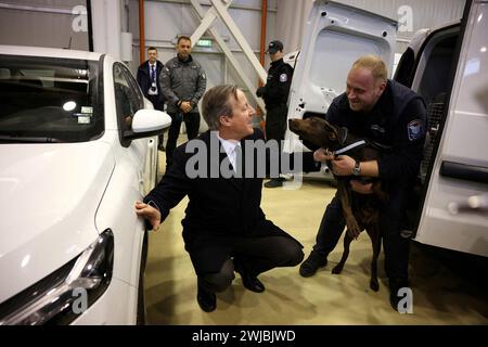 Außenminister David Cameron nimmt an einer Demonstration der bulgarischen Zoll- und Grenzpolizei zur Bekämpfung der illegalen Migration in Sofia Teil. Bilddatum: Mittwoch, 14. Februar 2024. Stockfoto