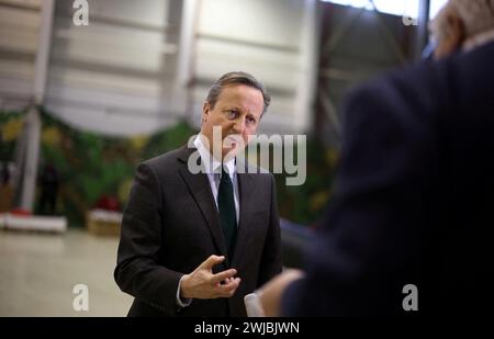 Außenminister Lord David Cameron spricht mit den Medien, nachdem er an einer Demonstration der bulgarischen Zoll- und Grenzpolizei zur Bekämpfung der illegalen Migration in Sofia, Bulgarien, teilgenommen hatte. Bilddatum: Mittwoch, 14. Februar 2024. Stockfoto