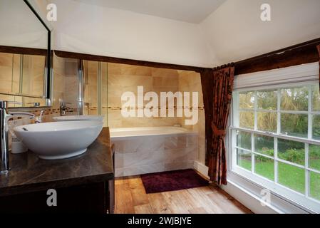 Wickhambrook, Suffolk - Januar 212 2020: Kompaktes Cottage-Badezimmer Stockfoto