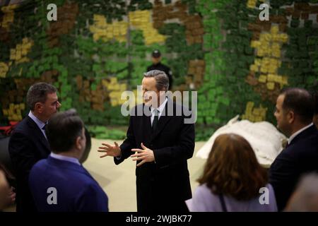 Außenminister David Cameron spricht mit bulgarischen Beamten, während er an einer Demonstration der bulgarischen Zoll- und Grenzpolizei zur Bekämpfung der illegalen Migration in Sofia, Bulgarien, teilnimmt. Bilddatum: Mittwoch, 14. Februar 2024. Stockfoto