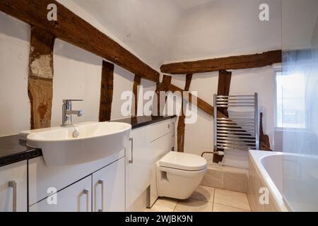 Wickhambrook, Suffolk - Januar 212 2020: Kompaktes Cottage-Badezimmer mit freiliegenden Hölzern Stockfoto