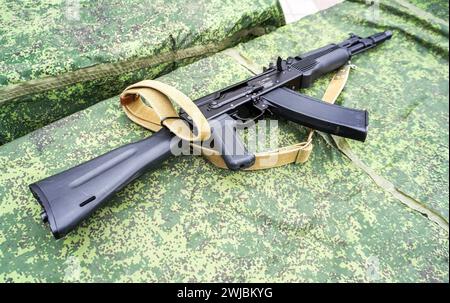 Samara, Russland - 27. Mai 2023: Russisches Kalaschnikow-Sturmgewehr AK-105. Russische Schusswaffen Stockfoto