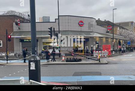 Der Tatort auf der Kennington Park Road, nahe der U-Bahn-Station Oval, Süd-London, nach einer Kollision zwischen einem Doppeldeckerbus und einem Polizeiwagen, bei der neun Personen, darunter sechs Polizisten, ins Krankenhaus gebracht wurden. Bilddatum: Mittwoch, 14. Februar 2024. Stockfoto