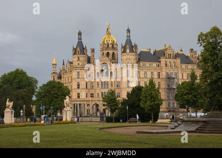 Deutschland, Mecklenburg-Vorpommern, Schwerin - 26. Juli 2023: Schloss Schwerin vom Alten Garten aus gesehen. Stockfoto