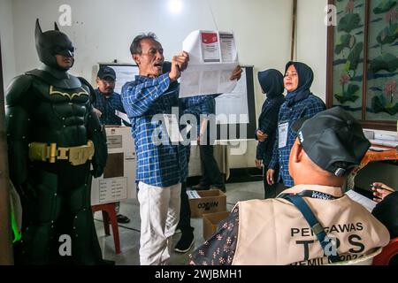 Bogor, Indonesien. Februar 2024. Ein Wahlbeamter hält einen Wahlzettel während der Präsidentschafts- und Parlamentswahlen in Indonesien am 14. Februar 2024 in einer Wahlstation in Bogor, Indonesien. (Foto: Andi M Ridwan/INA Photo Agency/SIPA USA) Credit: SIPA USA/Alamy Live News Stockfoto