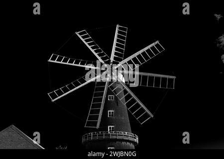 Blick auf die Heckington Windmill, Heckington Village, Lincolnshire; England Heckington Windmill ist die einzige Windmühle mit acht Segeln Stockfoto