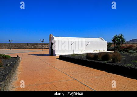 Die hübsche weiße Kirche La Ermita de Nuestra Señora del Buen Viaje in El Cotillo, Fuerteventura, den Kanarischen Inseln, Spanien, Stockfoto