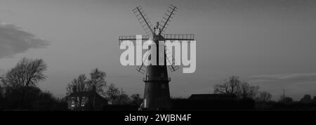 Sonnenuntergang über Sibsey Händler Windmühle, Sibsey Dorf, Grafschaft Lincolnshire, England, UK Stockfoto