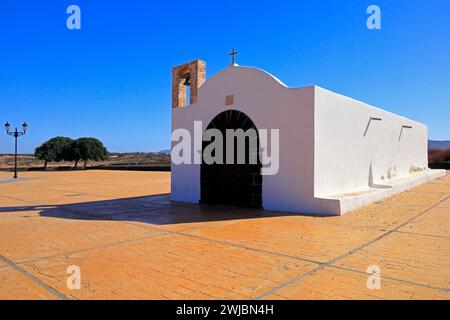 Die hübsche weiße Kirche La Ermita de Nuestra Señora del Buen Viaje in El Cotillo, Fuerteventura, den Kanarischen Inseln, Spanien, Stockfoto