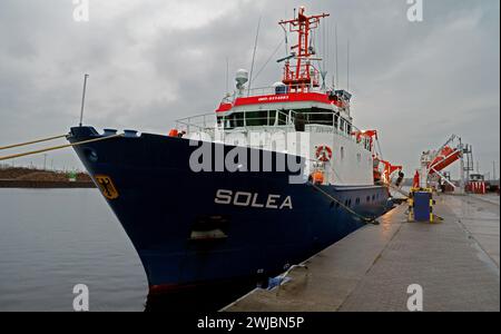 Rostock, Deutschland. Februar 2024. Das Fischereiforschungsschiff „Solea“ legt im Fischereihafen vor einer weiteren Ausbildungsfahrt für zukünftige Seefangler in der Ostsee fest. Seit Herbst 2023 absolvieren Fischer aus Mecklenburg-Vorpommern eine zusätzliche Ausbildung zu zertifizierten Spezialisten für Fischerei und Meeresumwelt, kurz Sea Rangers. Später können sie Aufgaben in der Forschung, im Umweltmonitoring oder im Tourismus übernehmen. Quelle: Bernd Wüstneck/dpa/Alamy Live News Stockfoto