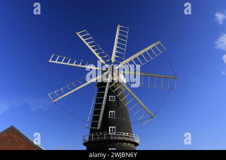 Blick auf die Heckington Windmill, Heckington Village, Lincolnshire; England Heckington Windmill ist die einzige Windmühle mit acht Segeln Stockfoto