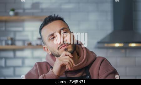 Nachdenklicher Mann denkt Idee und Lösung. Männliche denken tief in Gedanken über die Suche nach Lösung, schwieriges kreatives nachdenkliches Nachdenken bei Kitc Stockfoto