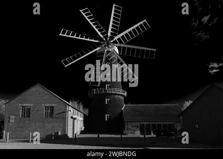 Blick auf die Heckington Windmill, Heckington Village, Lincolnshire; England Heckington Windmill ist die einzige Windmühle mit acht Segeln Stockfoto