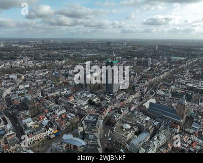 Drohnenblick auf den Utrechter Dom in Gerüsten zur Renovierung. Gotische Kirche mitten in der niederländischen Stadt Utrecht. Denkmal und Stadt Stockfoto
