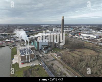 Utrecht, Niederlande, 7. Februar 2024: Schornsteine in der Centrale Lage Weide, betrieben von Eneco, Energieversorger und Energieunternehmen. Liefert Strom Stockfoto