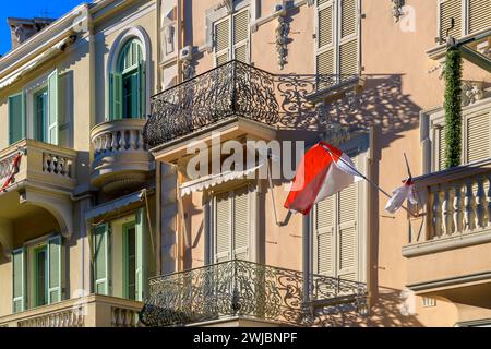 Monte Carlo in Monaco. Dicht gepackte Luxusvillen und Apartments für Reiche und Berühmte. Mit verwinkelten Straßen, die sich zwischen Hochhäusern winden. Stockfoto