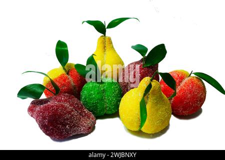 Süßigkeiten aus Teig in Form von Obst, Apfel, Birne, Pflaume und Alchi auf weißem Hintergrund Stockfoto