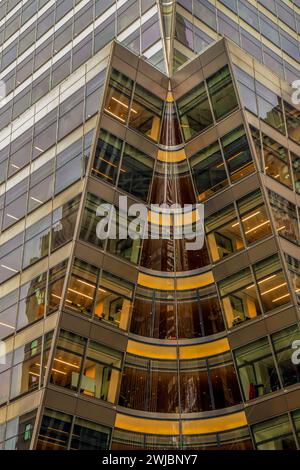 NEW YORK, MANHATTAN, USA - 6. MÄRZ 2020: Teil der Glasfassade des Bank of America Tower in der W 42nd St. Stockfoto