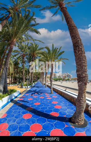 BENIDORM, COSTA BLANCA, SPANIEN - 14. AUGUST 2020: Fischaugenblick mit farbiger Strandpromenade von Benidorm entlang der Playa de Poniente. Touristenort. Stockfoto