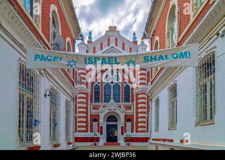 BRASOV, RUMÄNIEN - 12. JULI 2020: Die neologische Synagoge Beth Israel steht in der Straße Poarta Șchei 29. Es hat eine Fläche von 657 Quadratmetern und ist in einem Stockfoto
