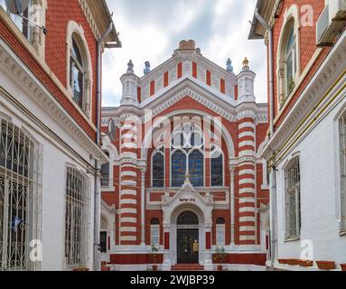 BRASOV, RUMÄNIEN - 12. JULI 2020: Die neologische Synagoge Beth Israel steht in der Straße Poarta Șchei 29. Es hat eine Fläche von 657 Quadratmetern und ist in einem Stockfoto