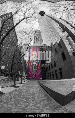 NEW YORK, USA - 6. MÄRZ 2020: Schwarzweiß-Foto mit Einstein auf dem Fahrrad, einer der technischen Wandbilder des brasilianischen Künstlers Eduardo Kob Stockfoto