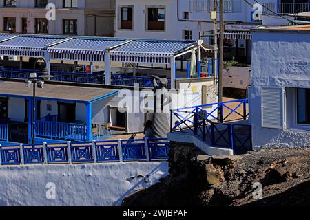 Monumento Al Pescador Statue einer Frau mit Blick auf das Meer bei Paco Curbel. El Cotillo, Fuerteventura, Kanarische Inseln Stockfoto