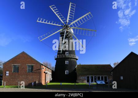 Blick auf die Heckington Windmill, Heckington Village, Lincolnshire; England Heckington Windmill ist die einzige Windmühle mit acht Segeln Stockfoto