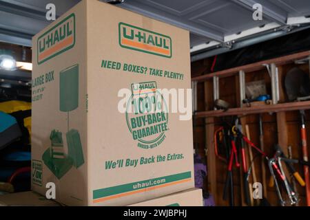 New Hope, Minnesota - 14. Oktober 2023: Umzugskarton aus U-Haul-Karton, verpackt in einer Garage, bereit für den Umzug Stockfoto