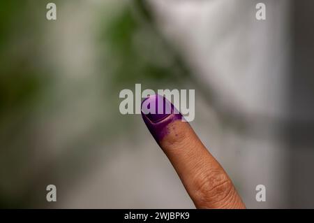 Ein mit blauer Tinte befleckter Finger zeigt, dass ein Bewohner an der Wahl eines neuen Präsidenten in Indonesien beteiligt war. Stockfoto