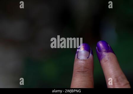 Zwei Finger mit Tinte befleckt Resident, der an der Wahl eines neuen Präsidenten in Indonesien beteiligt war. Stockfoto