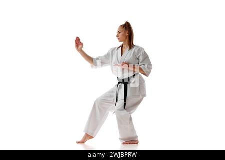 Meister Schwarzgürtel Tae Kwon do Lehrer in Uniform stehend in Position isoliert über weißem Hintergrund. Stockfoto