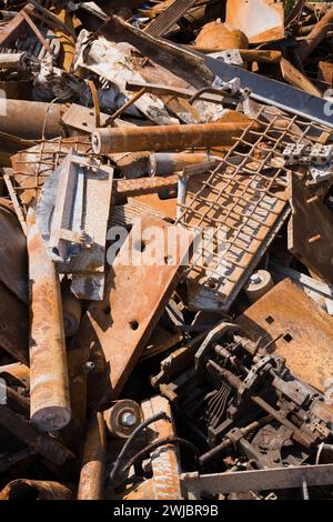 Stapel von verschiedenen rostigen Stahl- und Metallteilen und -Stücken auf dem Schrottplatz. Stockfoto