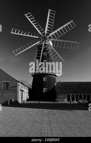 Blick auf die Heckington Windmill, Heckington Village, Lincolnshire; England Heckington Windmill ist die einzige Windmühle mit acht Segeln Stockfoto