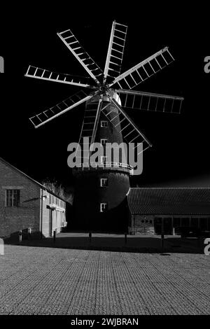 Blick auf die Heckington Windmill, Heckington Village, Lincolnshire; England Heckington Windmill ist die einzige Windmühle mit acht Segeln Stockfoto