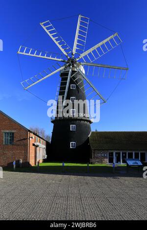 Blick auf die Heckington Windmill, Heckington Village, Lincolnshire; England Heckington Windmill ist die einzige Windmühle mit acht Segeln Stockfoto