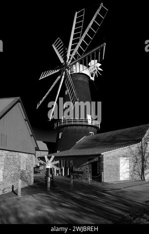 Blick auf die Heckington Windmill, Heckington Village, Lincolnshire; England Heckington Windmill ist die einzige Windmühle mit acht Segeln Stockfoto