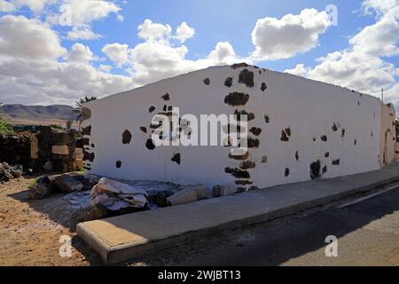 Modernisiertes, traditionelles Dorfhaus aus Stein, El Roque, in der Nähe von El Cotillo, Fuerteventura, aufgenommen im November 2023 Stockfoto