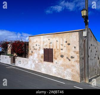 Modernisiertes, traditionelles Dorfhaus aus Stein, El Roque, in der Nähe von El Cotillo, Fuerteventura, aufgenommen im November 2023 Stockfoto