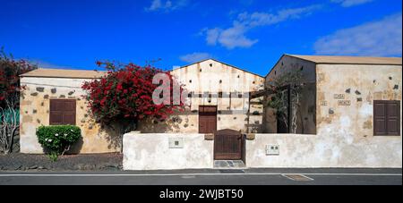 Modernisiertes, traditionelles Dorfhaus aus Stein, El Roque, in der Nähe von El Cotillo, Fuerteventura, aufgenommen im November 2023 Stockfoto