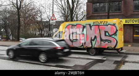 Ein Zustellfahrzeug vom Paket- und Brief-Express-Dienst DHL ist von unbekannten Tätern mit Graffiti beschmiert worden. Lokstedt Hamburg *** Ein Zustellfahrzeug des Paketexpress DHL wurde von unbekannten Tätern Lokstedt Hamburg mit Graffiti beschmiert Stockfoto