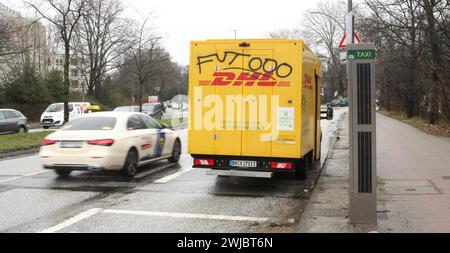 Ein Zustellfahrzeug vom Paket- und Brief-Express-Dienst DHL ist von unbekannten Tätern mit Graffiti beschmiert worden. Lokstedt Hamburg *** Ein Zustellfahrzeug des Paketexpress DHL wurde von unbekannten Tätern Lokstedt Hamburg mit Graffiti beschmiert Stockfoto