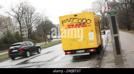 Ein Zustellfahrzeug vom Paket- und Brief-Express-Dienst DHL ist von unbekannten Tätern mit Graffiti beschmiert worden. Lokstedt Hamburg *** Ein Zustellfahrzeug des Paketexpress DHL wurde von unbekannten Tätern Lokstedt Hamburg mit Graffiti beschmiert Stockfoto