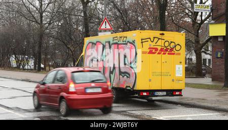Ein Zustellfahrzeug vom Paket- und Brief-Express-Dienst DHL ist von unbekannten Tätern mit Graffiti beschmiert worden. Lokstedt Hamburg *** Ein Zustellfahrzeug des Paketexpress DHL wurde von unbekannten Tätern Lokstedt Hamburg mit Graffiti beschmiert Stockfoto