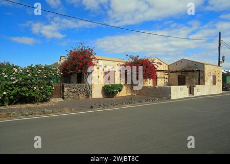 Modernisiertes, traditionelles Dorfhaus aus Stein, El Roque, in der Nähe von El Cotillo, Fuerteventura, aufgenommen im November 2023 Stockfoto