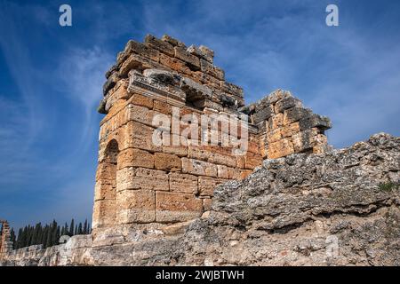 Neben den Pamukkale-Travertinen stehen die antike Stadt Hierapolis und die Travertinen in all ihrer Pracht auf der UNESCO World Cultural and N Stockfoto